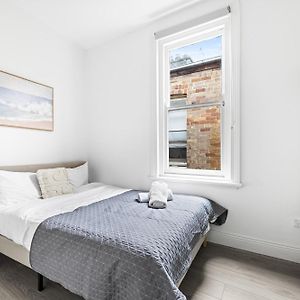 Rustic Double Room - Centrally Located - Shared Bathroom